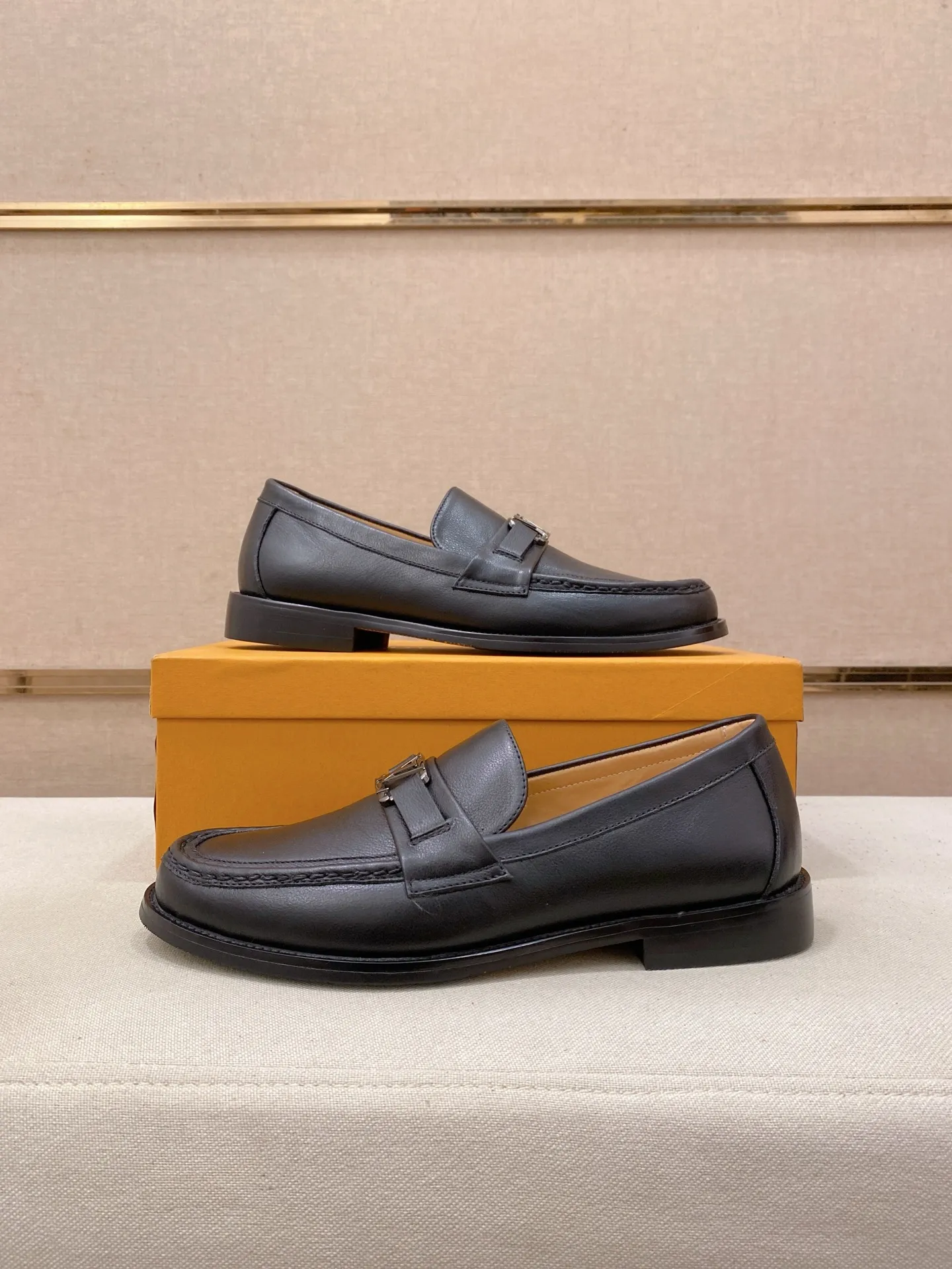 Men's shoes 💰 500💰⚡️New models available⚡️Louis Vuitton (Louis Vuitton/LV) casual, business formal wear! Made with pure Italian craftsmanship, the upper is made of first-layer cowhide, which is full of texture! The lining is cowhide and the original rubber leather shoe outsole. The style is atmospheric and comfortable! Positive code 38-44